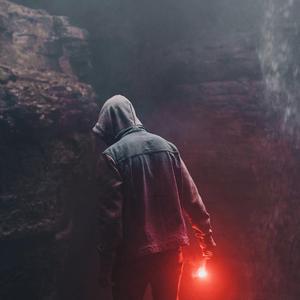 蹲厕老头被隔壁放A片勾引视频
