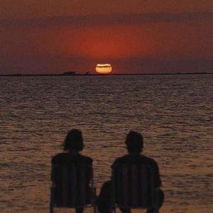 蹲厕老头被隔壁放A片勾引视频
